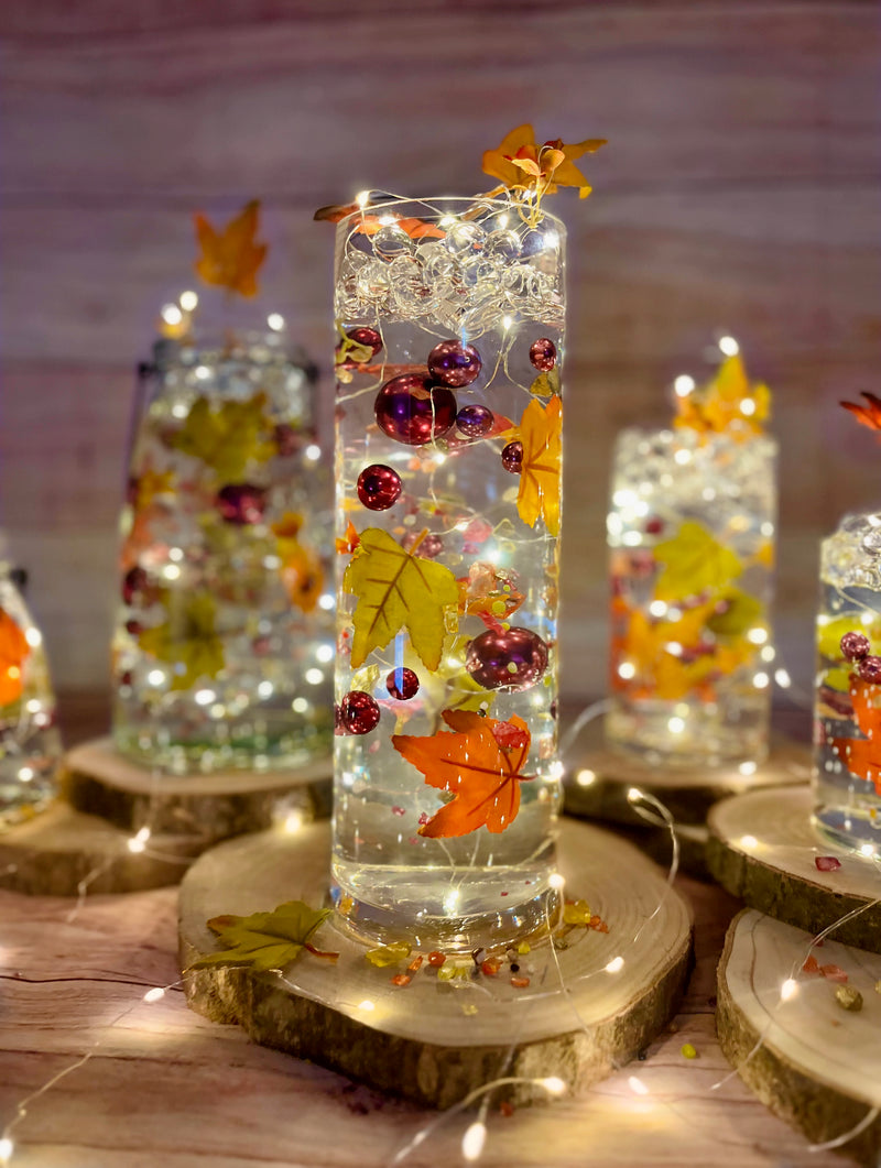 „Schwimmende“ realistische Herbstblätter, Edelsteine ​​und Perlen – Vasendekorationen – Tischstreuung