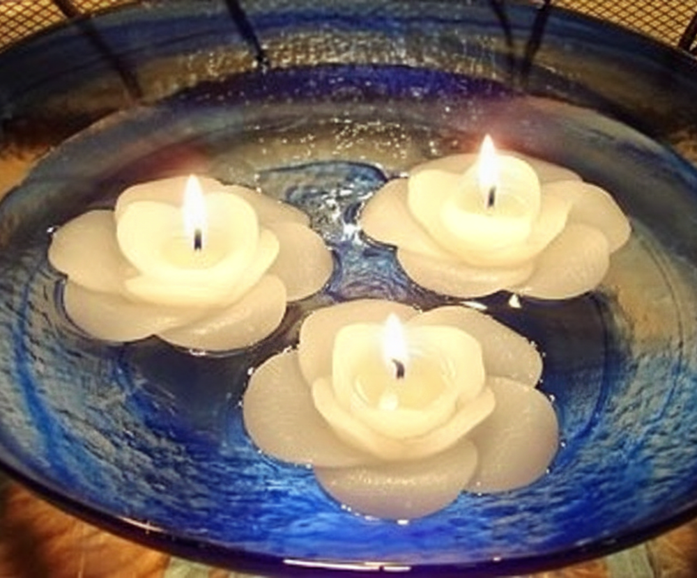 7,6 cm große schwimmende Kerzen mit elfenbeinfarbener Blume. Set mit 3 Kerzen, geruchsneutral