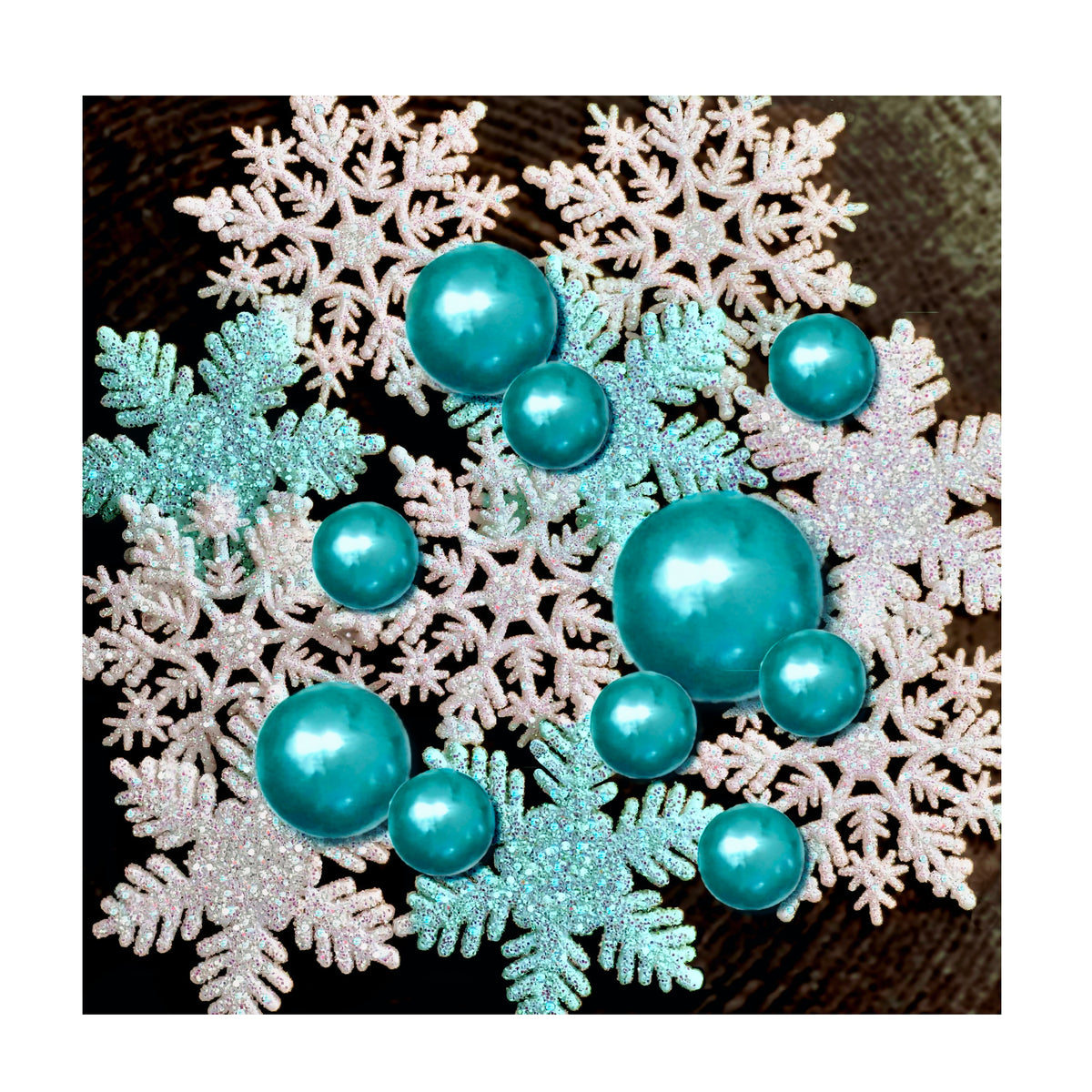 "Schwimmende" funkelnde weiße Schneeflocken und aquablaue Perlen - Wintervasendekorationen