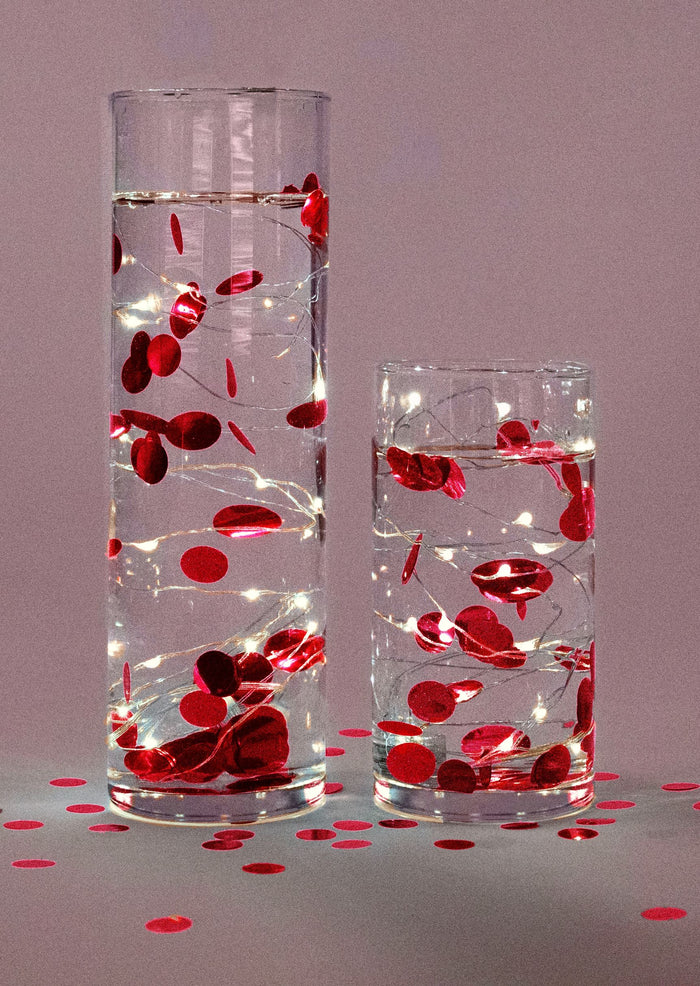 Schwebendes Konfetti in Metallic-Rot mit optionaler Lichterkette – Vasendekorationen und Tischstreuer