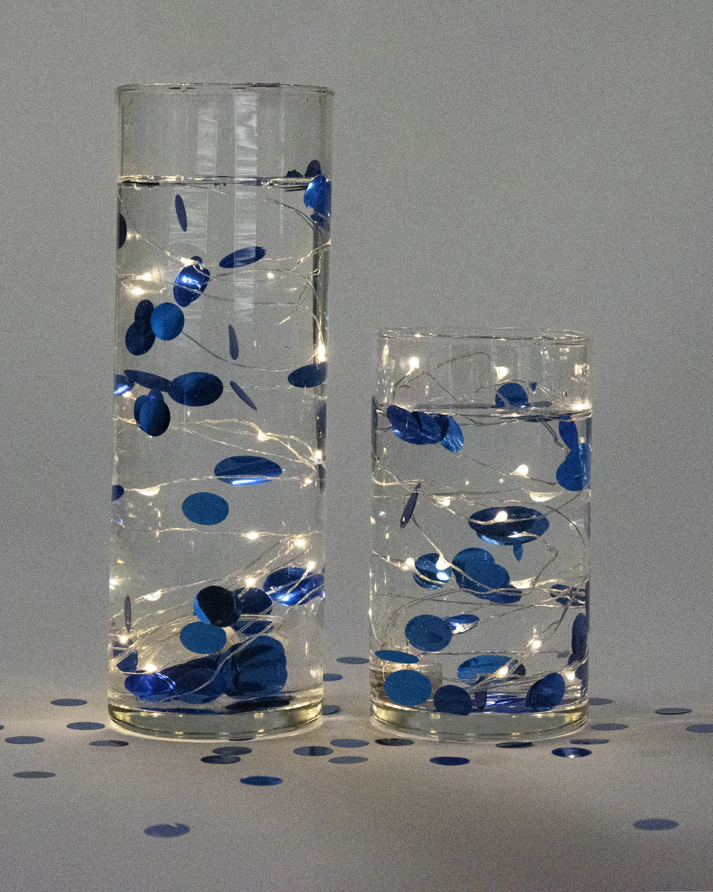 Schwebendes Konfetti in Metallic-Lila mit optionaler Lichterkette – Vasendekorationen und Tischstreuer