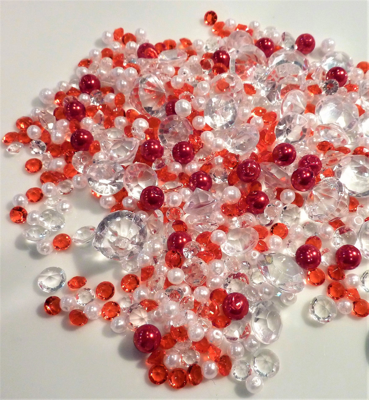 Verschiedene Diamanten mit passenden Perlen Sparkling Table Scatter – Wählen Sie: Rot & Weiß, Schwarz & Weiß und Weiß