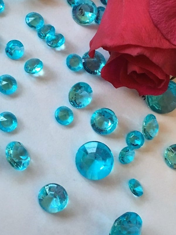 Funkelnde Diamant-Edelsteine ​​– Vasendekorationen und Tischstreuungen