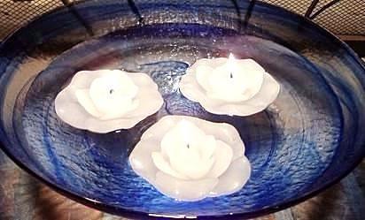 Velas flotantes de flores de 3.75". Juego de 3 sin perfume.