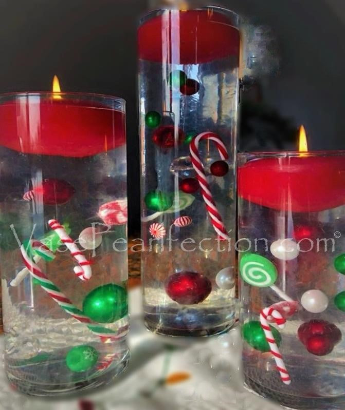 ארץ הממתקים של חג המולד "צף": קני סוכריות, סוכריות על מקל, אבני חן חגיגיות אדומות וירוקות - קישוטי אגרטל